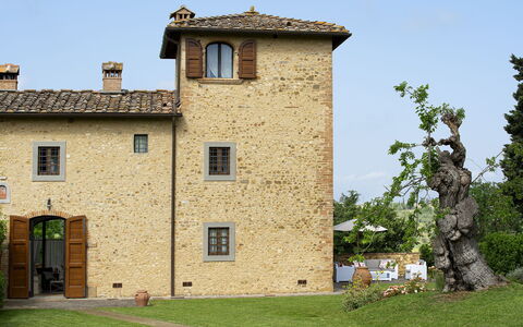 Villa Pianora: Ciel, Bâtiment, Plante, Fenêtre, Arbre, Lot Terre, Porte, Maison, Façade, Chalet