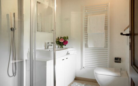 Villa Pianora: Miroir, Propriété, Luminaire Plomberie, Salle De Bains, Évier, Robinet, Design Intérieur, Bâtiment, Violet