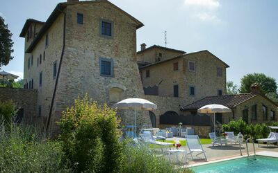 Villa Pianora: Plante, Ciel, L'Eau, Bâtiment, Piscine, Nuage, Fenêtre, Arbre, Parapluie, Maison