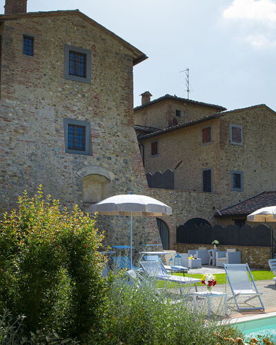 Villa Pianora: Plante, Ciel, L'Eau, Bâtiment, Piscine, Nuage, Fenêtre, Arbre, Parapluie, Maison