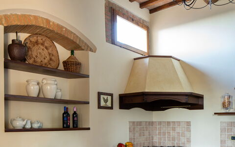 Sole Del Chianti: Propriété, Cabinetry, Comptoir, Bois, Éclairage, Cuisine, Architecture, Design Intérieur, Cuisinière, Appareil De Cuisine