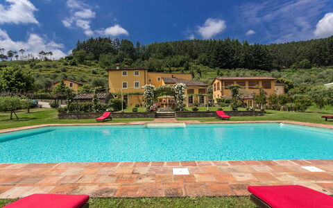 Villa Castellaccio: L'Eau, Nuage, Ciel, Plante, Piscine, Bâtiment, Bleu Azur, Arbre, Rectangle, Chaise