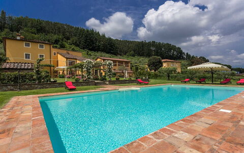 Villa Castellaccio: L'Eau, Nuage, Ciel, Plante, Bâtiment, Piscine, La Nature, Rectangle, Bleu Azur, Maison