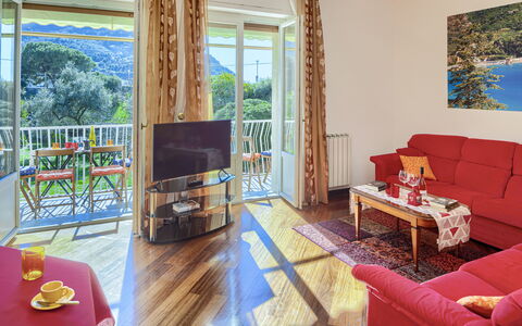 Apartment Fernanda - Levanto: Propriété, Meubles, Table, Canapé, Bois, Confort, Design Intérieur, Salon, Sol, Architecture