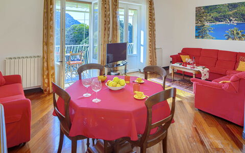 Apartment Fernanda - Levanto: Meubles, Table, Propriété, Décoration, Chaise, Fenêtre, Textile, Bois, Design Intérieur, Sol