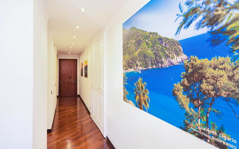 Apartment Fernanda - Levanto: Propriété, Bâtiment, Bleu Azur, Peindre, Plante, Bois, Architecture, Design Intérieur, Porte, Art