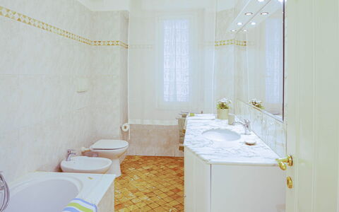 Apartment Fernanda - Levanto: Lavabo, Luminaire Plomberie, Robinet, Miroir, Évier, Armoire De Toilette, Salle De Bains, Design Intérieur, Tige De Douche, Violet