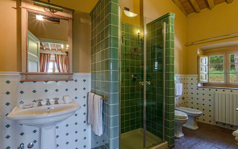 Villa Guasperini: Miroir, Robinet, Luminaire Plomberie, Propriété, Évier, Salle De Bains, Fenêtre, Douche, Violet