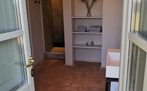 Casa Insieme: Cabinetry, Propriété, Bois, Porte, Maison, Sol, Sol, Design Intérieur, Tache De Bois, Cuisine