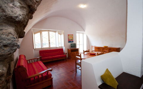 Holiday Home Giannella: Meubles, Fenêtre, Canapé, Table, Bâtiment, Bois, Confort, Éclairage, Design Intérieur, Sol