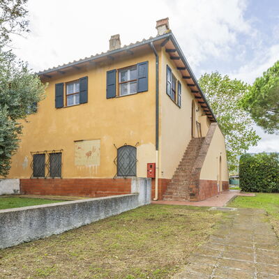 Holiday Home Giannella: Plante, Bâtiment, Propriété, Ciel, Fenêtre, Arbre, Nuage, Lot Terre, Herbe, Chalet