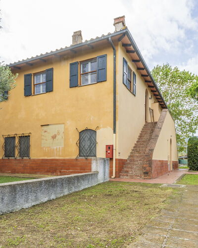 Holiday Home Giannella: Plante, Bâtiment, Propriété, Ciel, Fenêtre, Arbre, Nuage, Lot Terre, Herbe, Chalet