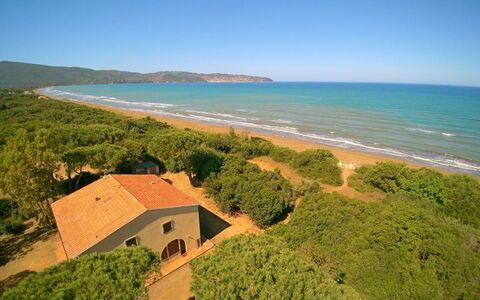 Giannella Holiday Apartment: Ciel, L'Eau, Communauté Des Plantes, Bâtiment, Écorégion, Nuage, Paysage Naturel, Plante, Bleu Azur, Plage