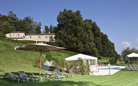 Chianti Resort: Ciel, Plante, Parapluie, Arbre, Ombre, Lot Terre, Tente, Mobilier De Jardin, Nuage, Maison