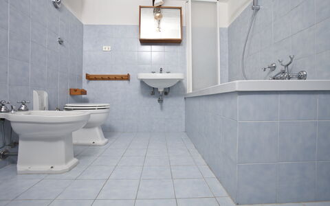 Chianti Resort: Miroir, Robinet, Luminaire Plomberie, Évier, Lavabo, Propriété, Bâtiment, Salle De Bains, Violet, Plante