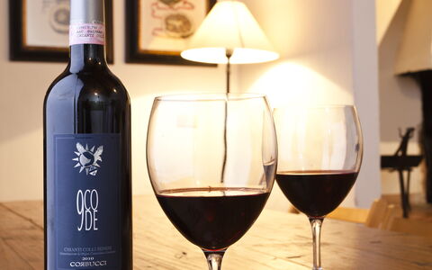 Chianti Resort: Vaisselle, Drinkware, Bouteille, Verres À Pied, Meubles, Du Vin, Bar, Verre De Vin, Bouteille En Verre