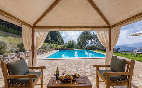 Chianti Resort: Plante, Meubles, Propriété, L'Eau, Piscine, Bleu Azur, Chaise, Ombre, Bâtiment, Design Intérieur