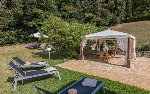 Chianti Resort: Plante, Communauté Des Plantes, Tente, Mobilier De Jardin, Arbre, Ombre, Extérieur Banc, Table, Herbe, Loisir