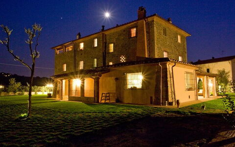 Il Fienile Holiday Home: Ciel, Plante, Bâtiment, Fenêtre, Propriété, Lumière, Arbre, Maison, Porte