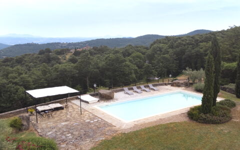 Villa San Leo: L'Eau, Ciel, Plante, Arbre, Nuage, Paysage Naturel, Piscine, Lot Terre, Herbe, Montagne