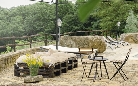Villa San Leo: Plante, Table, Fleur, Bâtiment, Mobilier De Jardin, Arbre, Ombre, Design Intérieur, Chaise, Tableau De Plein Air