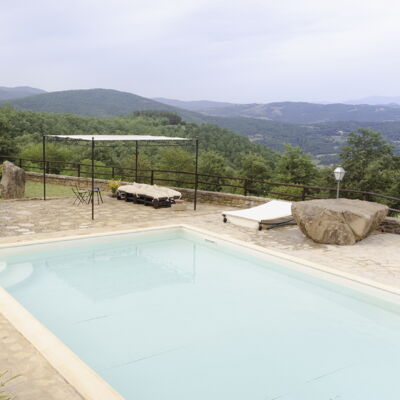 Villa San Leo: L'Eau, Ciel, Nuage, Piscine, Bâtiment, Montagne, Arbre, Composite, Plante, Immobilier