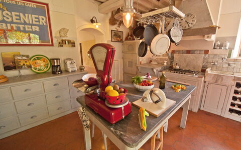 Villa Badia: Table, Meubles, Cabinetry, Vaisselle, Aliments, Éclairage, Chaise, Design Intérieur, Bois, Tiroir