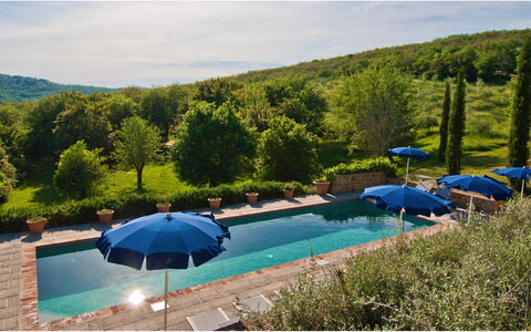 Villa Badia: L'Eau, Ciel, Nuage, Plante, Piscine, Parapluie, Bleu Azur, Arbre, Mobilier De Jardin, Bâtiment