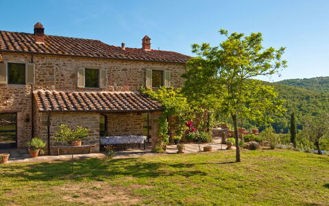 Villa Badia: Ciel, Plante, Fenêtre, Bâtiment, Maison, Arbre, Paysage Naturel, Lot Terre, Chalet, Immobilier