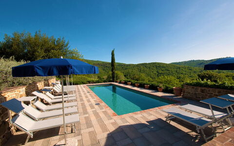 Villa Badia: Ciel, L'Eau, Propriété, Piscine, Parapluie, Bleu Azur, Plante, Mobilier De Jardin, Ombre, Arbre
