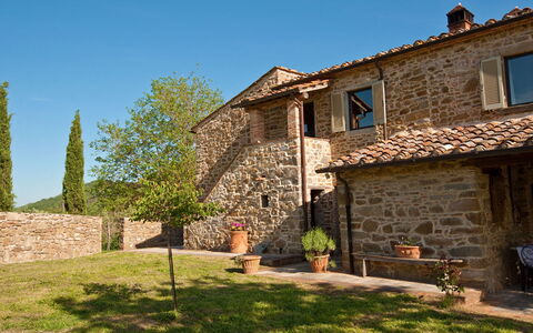 Villa Badia: Ciel, Plante, Bâtiment, Fenêtre, Propriété, Arbre, Lot Terre, Maison, Pot De Fleur, Herbe