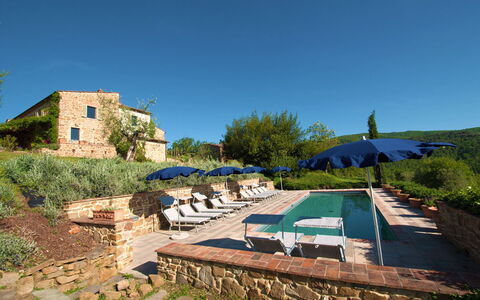 Villa Badia: Plante, Ciel, Communauté Des Plantes, Bleu Azur, Lot Terre, Arbre, Ombre, Table, Mobilier De Jardin, Herbe