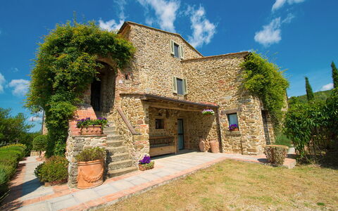 Villa Badia: Nuage, Plante, Ciel, Bâtiment, Propriété, Fenêtre, Bleu, Maison, Pot De Fleur, Architecture