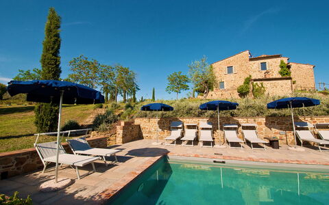 Villa Badia: L'Eau, Plante, Ciel, Bâtiment, Bleu Azur, Arbre, Ombre, Piscine, Arecales, Plan D'Eau