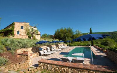 Villa Badia: Plante, Ciel, Communauté Des Plantes, Bleu Azur, Lot Terre, Arbre, Ombre, Table, Mobilier De Jardin, Herbe