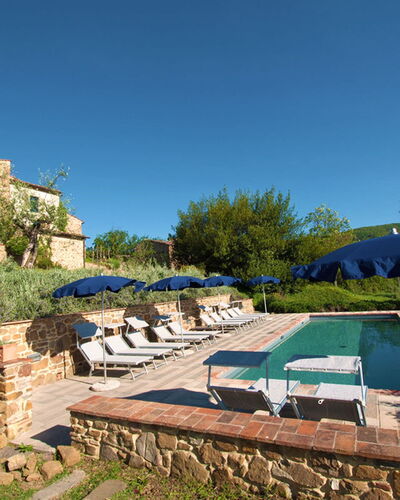 Villa Badia: Plante, Ciel, Communauté Des Plantes, Bleu Azur, Lot Terre, Arbre, Ombre, Table, Mobilier De Jardin, Herbe