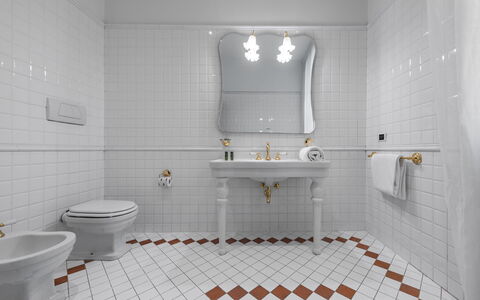 Le Due Ville: Luminaire Plomberie, Robinet, Propriété, Miroir, Lavabo, Toilette, Bâtiment, Siège De Toilette, Salle De Bains, Violet