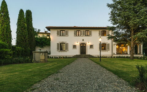 Le Due Ville: Plante, Ciel, Fenêtre, Bâtiment, Vert, Arbre, Maison, Lot Terre, Herbe, Chalet