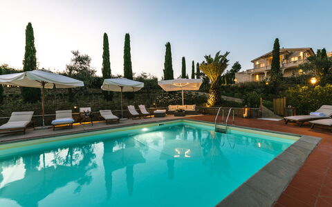 Le Due Ville: L'Eau, Ciel, Plante, Piscine, Bâtiment, Bleu Azur, Arbre, Plan D'Eau, Loisir, Arecales