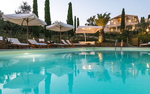 Le Due Ville: L'Eau, Ciel, Piscine, Bâtiment, Arbre, Plante, Arecales, Parapluie, Mobilier De Jardin, Loisir