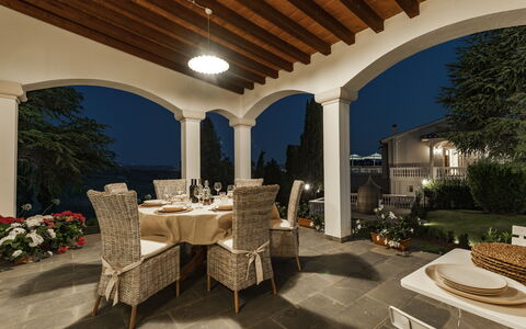 Le Due Ville: Table, Plante, Meubles, Bâtiment, Ombre, Chaise, Fenêtre, Maison, Immobilier, Arbre