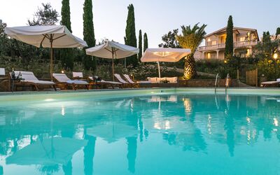 Le Due Ville: L'Eau, Ciel, Piscine, Bâtiment, Arbre, Plante, Arecales, Parapluie, Mobilier De Jardin, Loisir