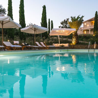 Le Due Ville: L'Eau, Ciel, Piscine, Bâtiment, Arbre, Plante, Arecales, Parapluie, Mobilier De Jardin, Loisir