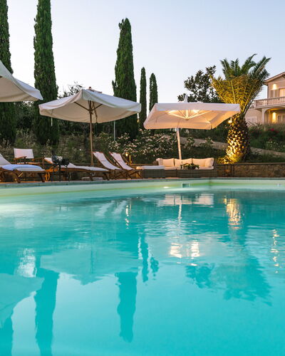 Le Due Ville: L'Eau, Ciel, Piscine, Bâtiment, Arbre, Plante, Arecales, Parapluie, Mobilier De Jardin, Loisir