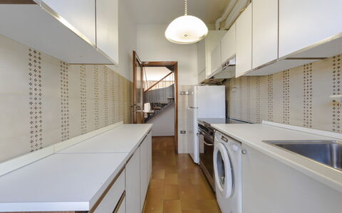 Casa Lelia: Cabinetry, Cuisine, Bois, Sol, Sol, Maison, Salle, Comptoir, Rayonnage