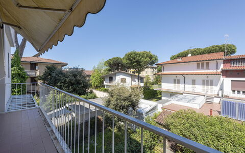 Casa Lelia: Ciel, Plante, Bâtiment, Propriété, Fenêtre, Arbre, Design Urbain, Maison, Clôture, Mur