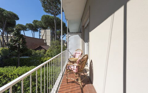 Casa Lelia: Bâtiment, Plante, Arbre, Maison, Bois, Ciel, Loisir, Façade, Balustrade, Clôture