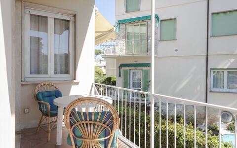 Casa Lelia: Bâtiment, Fenêtre, Propriété, Plante, Table, Meubles, Chaise, Bois, Porche