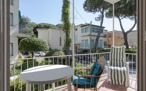 Casa Lelia: Plante, Ciel, Propriété, Bâtiment, Table, Fenêtre, Chaise, Ombre, Mobilier De Jardin, Design Intérieur