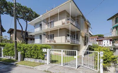 Casa Lelia: Plante, Ciel, Bâtiment, Fenêtre, Maison, Design Urbain, Lot Terre, Arbre, Clôture, Condominium